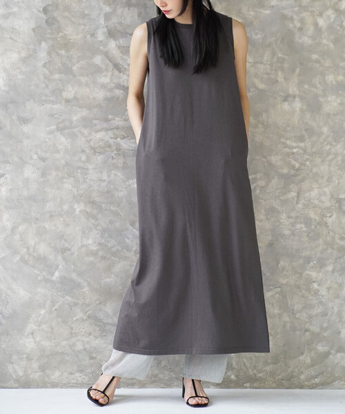 zootie(ズーティー)の「URBAN PLUS ノースリーブワンピース(ワンピース・レディース・テラコッタ/オフホワイト/スモークピンク/ブラウン系その他/ライトベージュ/アイボリー/ブラック/グレイッシュブルー/ダークグリーン/ネイビー/グレイッシュベージュ/チャコール/ライトブルー・フリー)」の4枚目の写真
