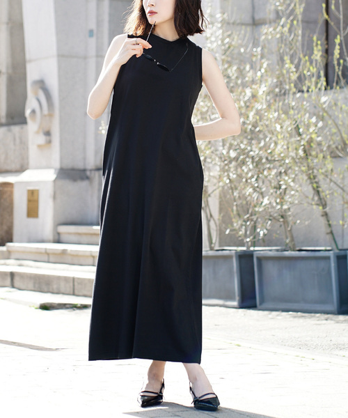 zootie(ズーティー)の「URBAN PLUS ノースリーブワンピース(ワンピース・レディース・テラコッタ/オフホワイト/スモークピンク/ブラウン系その他/ライトベージュ/アイボリー/ブラック/グレイッシュブルー/ダークグリーン/ネイビー/グレイッシュベージュ/チャコール/ライトブルー・フリー)」の3枚目の写真