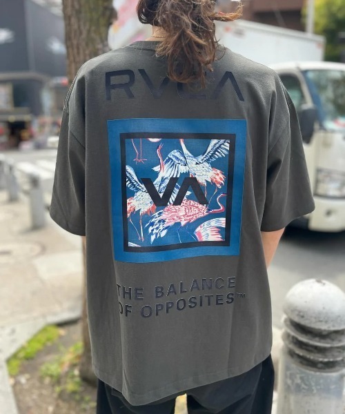 RVCA(ルーカ)の「RVCA メンズ BOX SS Tシャツ 【2025年夏モデル】/ルーカバックプリント半袖ロゴTシャツ(Tシャツ/カットソー・メンズ・スミクロ/ホワイト/オリーブ/ライトブルー/ブラック・SMALL/MEDIUM/LARGE/X-LARGE)」の6枚目の写真