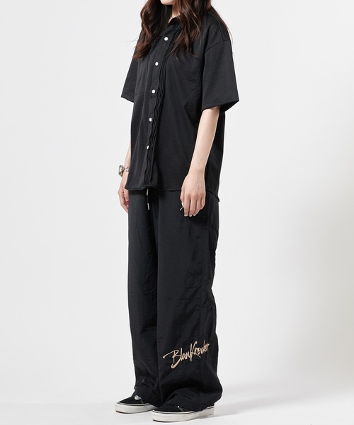 新品未使用 個性的ポケット背中ピンタックデザイン シャツ ブラウス ジャケット セール】Short-sleeved shirt with pin-tuck design