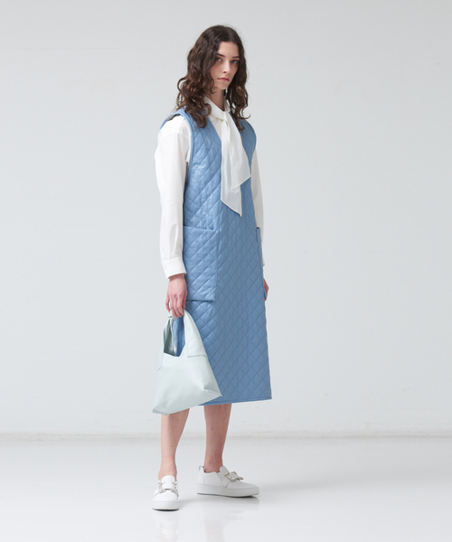 DESIGNWORKS(デザインワークス)の「フェイクレザーキルトジャンパースカート(ワンピース・レディース・サックスブルー/アイボリー・38)」の3枚目の写真