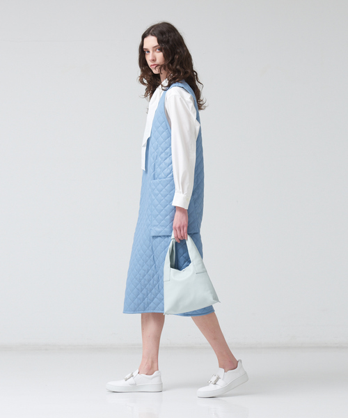 DESIGNWORKS(デザインワークス)の「フェイクレザーキルトジャンパースカート(ワンピース・レディース・サックスブルー/アイボリー・38)」の4枚目の写真