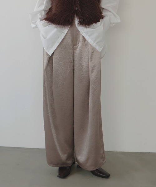 LIAN（リアン）の「サテンタックワイドパンツ（スラックス・レディース・グレイッシュベージュ/ブラック/アイボリー/ブラウン・FREE）」の14枚目の写真