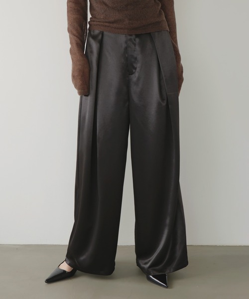 LIAN（リアン）の「サテンタックワイドパンツ（スラックス・レディース・グレイッシュベージュ/ブラック/アイボリー/ブラウン・FREE）」の18枚目の写真