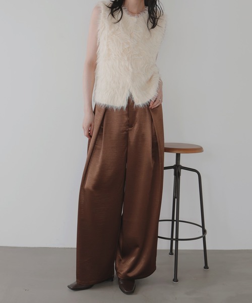 LIAN（リアン）の「サテンタックワイドパンツ（スラックス・レディース・グレイッシュベージュ/ブラック/アイボリー/ブラウン・FREE）」の5枚目の写真