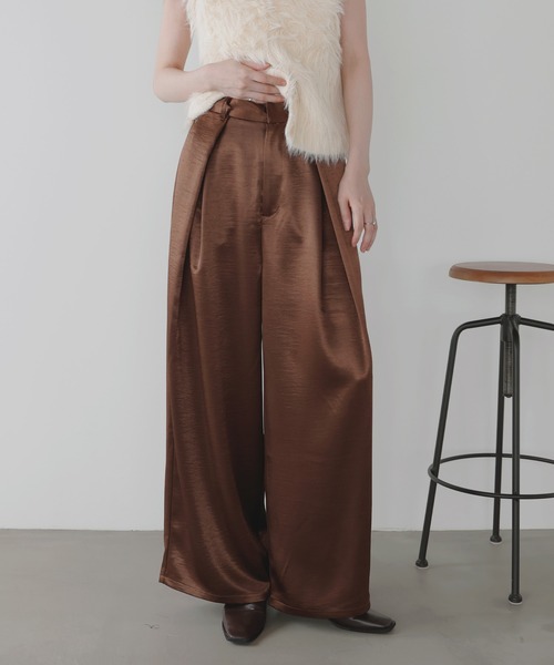 LIAN（リアン）の「サテンタックワイドパンツ（スラックス・レディース・グレイッシュベージュ/ブラック/アイボリー/ブラウン・FREE）」の8枚目の写真