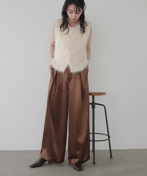LIAN（リアン）の「サテンタックワイドパンツ（スラックス・レディース・グレイッシュベージュ/ブラック/アイボリー/ブラウン・FREE）」の9枚目の写真