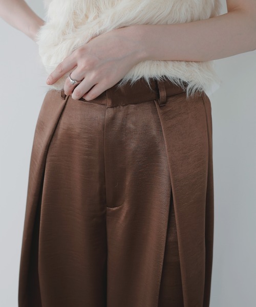 LIAN（リアン）の「サテンタックワイドパンツ（スラックス・レディース・グレイッシュベージュ/ブラック/アイボリー/ブラウン・FREE）」の10枚目の写真