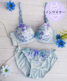 Sanei（サンエイ）の「【ノンワイヤー】ラクラクノンワイヤーでストレス0!!!カラフルなフラワー刺繍！シルバーチャームが上品さをプラス！（ブラ&ショーツ）」