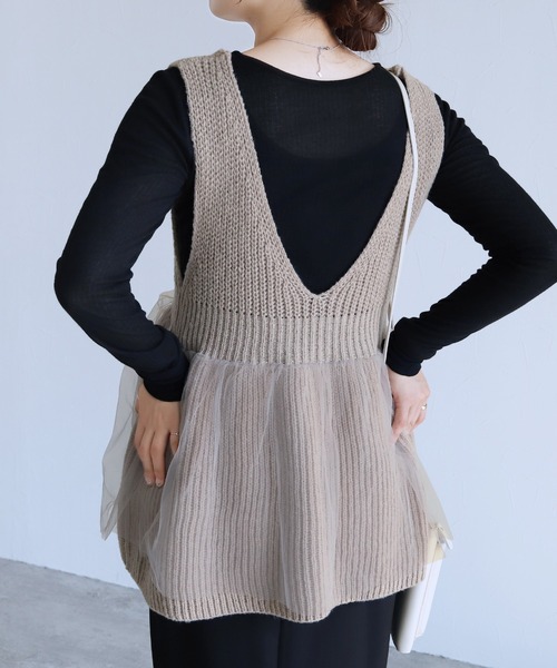 reca（レカ）の「ニット×チュールVネックペプラムベスト（ベスト・レディース・ブラック/グレイッシュベージュ・M）」の12枚目の写真