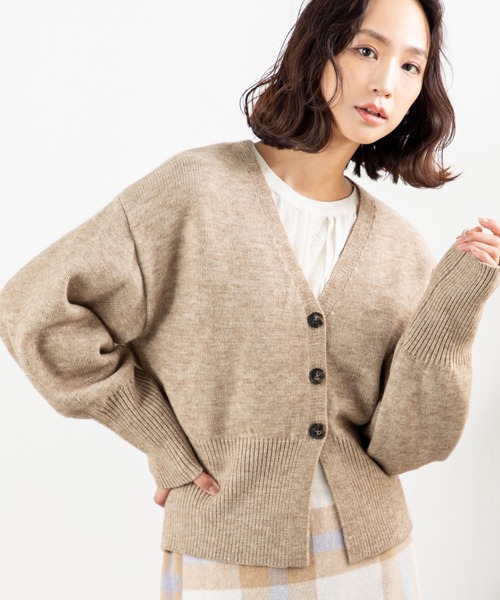 MILLION CARATS（ミリオンカラッツ）の「【ふんわり軽やかレイヤード】女っぽさ引き立つVネックカーディガンもっちり柔らかいアルパカタッチ素材で、着るだけで大人の抜け感を演出。程よい丈感と高めボタン位置がスタイルアップを叶え、袖のボリュームで女性らしさもプラス。（カーディガン/ボレロ・レディース・ベージュ/オフホワイト/チャコールグレー・FREE）」の3枚目の写真