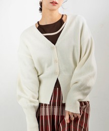 MILLION CARATS | 【ふんわり軽やかレイヤード】女っぽさ引き立つVネックカーディガンもっちり柔らかいアルパカタッチ素材で、着るだけで大人の抜け感を演出。程よい丈感と高めボタン位置がスタイルアップを叶え、袖のボリュームで女性らしさもプラス。(カーディガン/ボレロ)