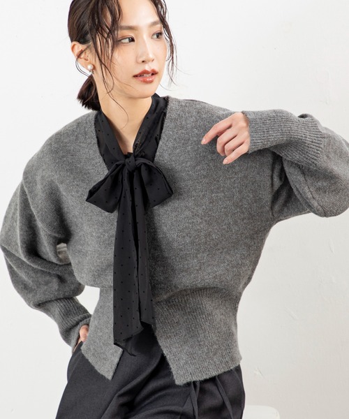 MILLION CARATS（ミリオンカラッツ）の「【ふんわり軽やかレイヤード】女っぽさ引き立つVネックカーディガンもっちり柔らかいアルパカタッチ素材で、着るだけで大人の抜け感を演出。程よい丈感と高めボタン位置がスタイルアップを叶え、袖のボリュームで女性らしさもプラス。（カーディガン/ボレロ・レディース・ベージュ/オフホワイト/チャコールグレー・FREE）」の2枚目の写真