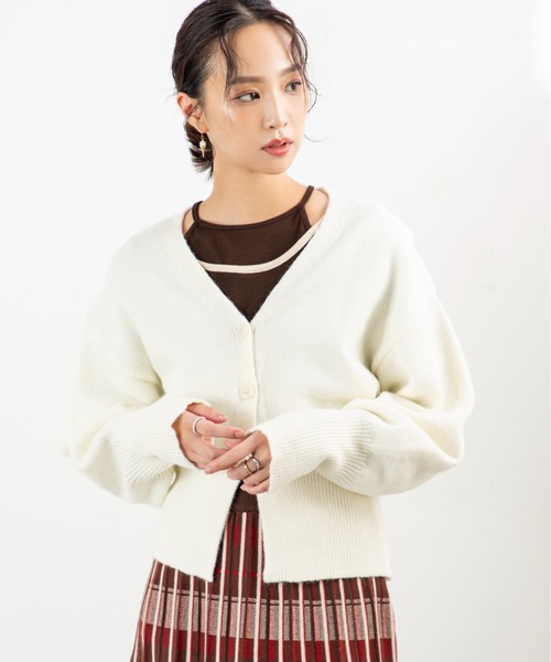 MILLION CARATS（ミリオンカラッツ）の「【ふんわり軽やかレイヤード】女っぽさ引き立つVネックカーディガンもっちり柔らかいアルパカタッチ素材で、着るだけで大人の抜け感を演出。程よい丈感と高めボタン位置がスタイルアップを叶え、袖のボリュームで女性らしさもプラス。（カーディガン/ボレロ・レディース・ベージュ/オフホワイト/チャコールグレー・FREE）」の4枚目の写真