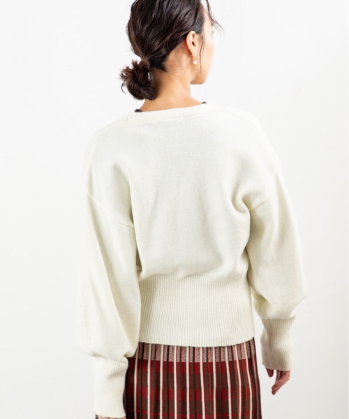 MILLION CARATS（ミリオンカラッツ）の「【ふんわり軽やかレイヤード】女っぽさ引き立つVネックカーディガンもっちり柔らかいアルパカタッチ素材で、着るだけで大人の抜け感を演出。程よい丈感と高めボタン位置がスタイルアップを叶え、袖のボリュームで女性らしさもプラス。（カーディガン/ボレロ・レディース・ベージュ/オフホワイト/チャコールグレー・FREE）」の6枚目の写真