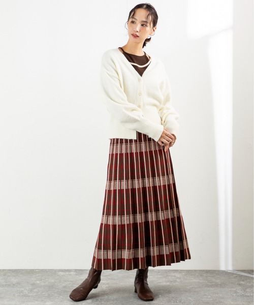 MILLION CARATS（ミリオンカラッツ）の「【ふんわり軽やかレイヤード】女っぽさ引き立つVネックカーディガンもっちり柔らかいアルパカタッチ素材で、着るだけで大人の抜け感を演出。程よい丈感と高めボタン位置がスタイルアップを叶え、袖のボリュームで女性らしさもプラス。（カーディガン/ボレロ・レディース・ベージュ/オフホワイト/チャコールグレー・FREE）」の7枚目の写真