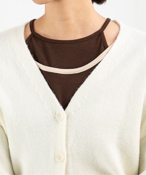 MILLION CARATS（ミリオンカラッツ）の「【ふんわり軽やかレイヤード】女っぽさ引き立つVネックカーディガンもっちり柔らかいアルパカタッチ素材で、着るだけで大人の抜け感を演出。程よい丈感と高めボタン位置がスタイルアップを叶え、袖のボリュームで女性らしさもプラス。（カーディガン/ボレロ・レディース・ベージュ/オフホワイト/チャコールグレー・FREE）」の8枚目の写真