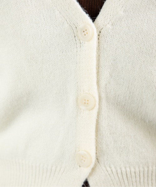 MILLION CARATS（ミリオンカラッツ）の「【ふんわり軽やかレイヤード】女っぽさ引き立つVネックカーディガンもっちり柔らかいアルパカタッチ素材で、着るだけで大人の抜け感を演出。程よい丈感と高めボタン位置がスタイルアップを叶え、袖のボリュームで女性らしさもプラス。（カーディガン/ボレロ・レディース・ベージュ/オフホワイト/チャコールグレー・FREE）」の9枚目の写真