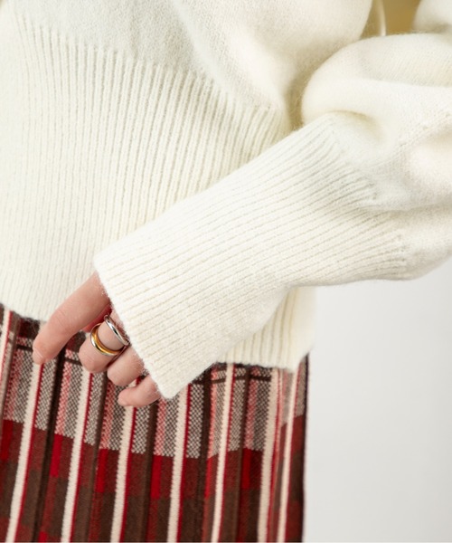 MILLION CARATS（ミリオンカラッツ）の「【ふんわり軽やかレイヤード】女っぽさ引き立つVネックカーディガンもっちり柔らかいアルパカタッチ素材で、着るだけで大人の抜け感を演出。程よい丈感と高めボタン位置がスタイルアップを叶え、袖のボリュームで女性らしさもプラス。（カーディガン/ボレロ・レディース・ベージュ/オフホワイト/チャコールグレー・FREE）」の10枚目の写真