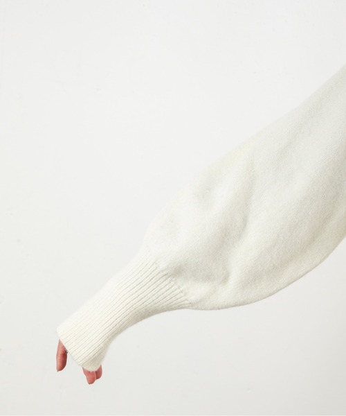 MILLION CARATS（ミリオンカラッツ）の「【ふんわり軽やかレイヤード】女っぽさ引き立つVネックカーディガンもっちり柔らかいアルパカタッチ素材で、着るだけで大人の抜け感を演出。程よい丈感と高めボタン位置がスタイルアップを叶え、袖のボリュームで女性らしさもプラス。（カーディガン/ボレロ・レディース・ベージュ/オフホワイト/チャコールグレー・FREE）」の11枚目の写真