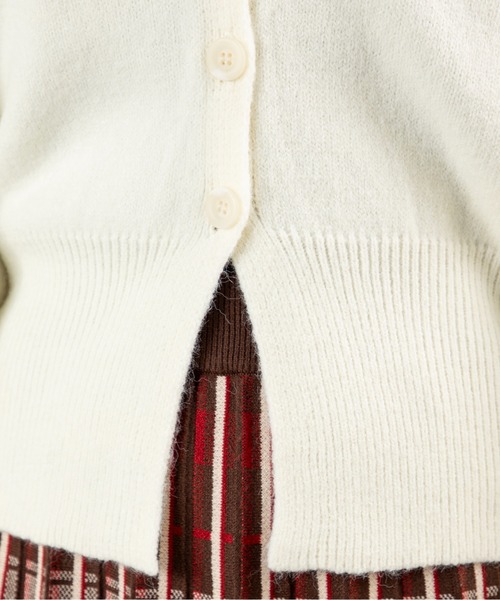 MILLION CARATS（ミリオンカラッツ）の「【ふんわり軽やかレイヤード】女っぽさ引き立つVネックカーディガンもっちり柔らかいアルパカタッチ素材で、着るだけで大人の抜け感を演出。程よい丈感と高めボタン位置がスタイルアップを叶え、袖のボリュームで女性らしさもプラス。（カーディガン/ボレロ・レディース・ベージュ/オフホワイト/チャコールグレー・FREE）」の12枚目の写真