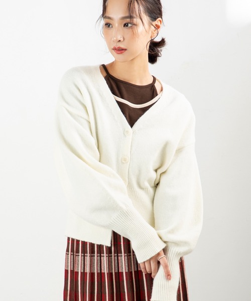 MILLION CARATS（ミリオンカラッツ）の「【ふんわり軽やかレイヤード】女っぽさ引き立つVネックカーディガンもっちり柔らかいアルパカタッチ素材で、着るだけで大人の抜け感を演出。程よい丈感と高めボタン位置がスタイルアップを叶え、袖のボリュームで女性らしさもプラス。（カーディガン/ボレロ・レディース・ベージュ/オフホワイト/チャコールグレー・FREE）」の13枚目の写真