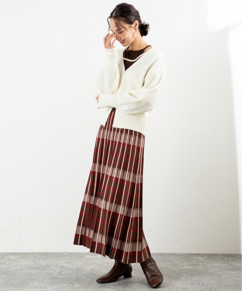 MILLION CARATS（ミリオンカラッツ）の「【ふんわり軽やかレイヤード】女っぽさ引き立つVネックカーディガンもっちり柔らかいアルパカタッチ素材で、着るだけで大人の抜け感を演出。程よい丈感と高めボタン位置がスタイルアップを叶え、袖のボリュームで女性らしさもプラス。（カーディガン/ボレロ・レディース・ベージュ/オフホワイト/チャコールグレー・FREE）」の14枚目の写真