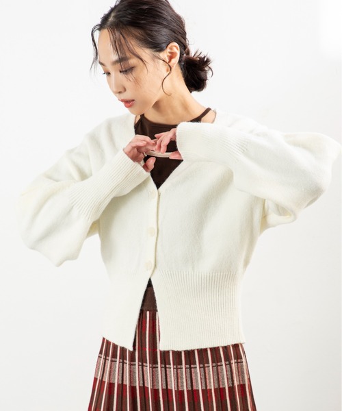 MILLION CARATS（ミリオンカラッツ）の「【ふんわり軽やかレイヤード】女っぽさ引き立つVネックカーディガンもっちり柔らかいアルパカタッチ素材で、着るだけで大人の抜け感を演出。程よい丈感と高めボタン位置がスタイルアップを叶え、袖のボリュームで女性らしさもプラス。（カーディガン/ボレロ・レディース・ベージュ/オフホワイト/チャコールグレー・FREE）」の15枚目の写真