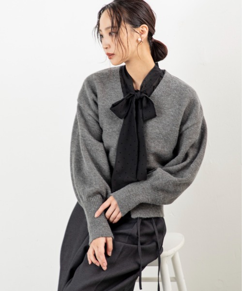 MILLION CARATS（ミリオンカラッツ）の「【ふんわり軽やかレイヤード】女っぽさ引き立つVネックカーディガンもっちり柔らかいアルパカタッチ素材で、着るだけで大人の抜け感を演出。程よい丈感と高めボタン位置がスタイルアップを叶え、袖のボリュームで女性らしさもプラス。（カーディガン/ボレロ・レディース・ベージュ/オフホワイト/チャコールグレー・FREE）」の16枚目の写真