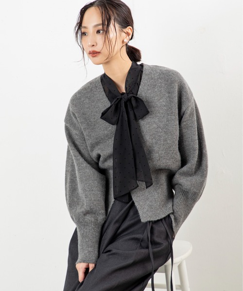 MILLION CARATS（ミリオンカラッツ）の「【ふんわり軽やかレイヤード】女っぽさ引き立つVネックカーディガンもっちり柔らかいアルパカタッチ素材で、着るだけで大人の抜け感を演出。程よい丈感と高めボタン位置がスタイルアップを叶え、袖のボリュームで女性らしさもプラス。（カーディガン/ボレロ・レディース・ベージュ/オフホワイト/チャコールグレー・FREE）」の17枚目の写真