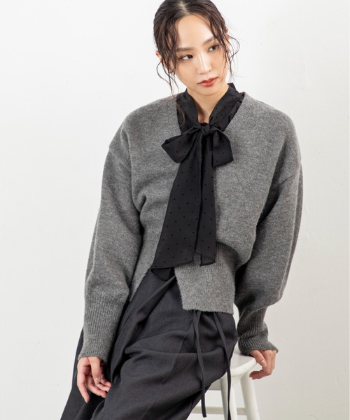 MILLION CARATS（ミリオンカラッツ）の「【ふんわり軽やかレイヤード】女っぽさ引き立つVネックカーディガンもっちり柔らかいアルパカタッチ素材で、着るだけで大人の抜け感を演出。程よい丈感と高めボタン位置がスタイルアップを叶え、袖のボリュームで女性らしさもプラス。（カーディガン/ボレロ・レディース・ベージュ/オフホワイト/チャコールグレー・FREE）」の18枚目の写真