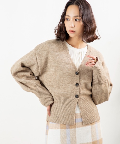 MILLION CARATS（ミリオンカラッツ）の「【ふんわり軽やかレイヤード】女っぽさ引き立つVネックカーディガンもっちり柔らかいアルパカタッチ素材で、着るだけで大人の抜け感を演出。程よい丈感と高めボタン位置がスタイルアップを叶え、袖のボリュームで女性らしさもプラス。（カーディガン/ボレロ・レディース・ベージュ/オフホワイト/チャコールグレー・FREE）」の19枚目の写真