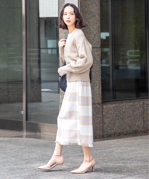 MILLION CARATS（ミリオンカラッツ）の「【ふんわり軽やかレイヤード】女っぽさ引き立つVネックカーディガンもっちり柔らかいアルパカタッチ素材で、着るだけで大人の抜け感を演出。程よい丈感と高めボタン位置がスタイルアップを叶え、袖のボリュームで女性らしさもプラス。（カーディガン/ボレロ・レディース・ベージュ/オフホワイト/チャコールグレー・FREE）」の20枚目の写真