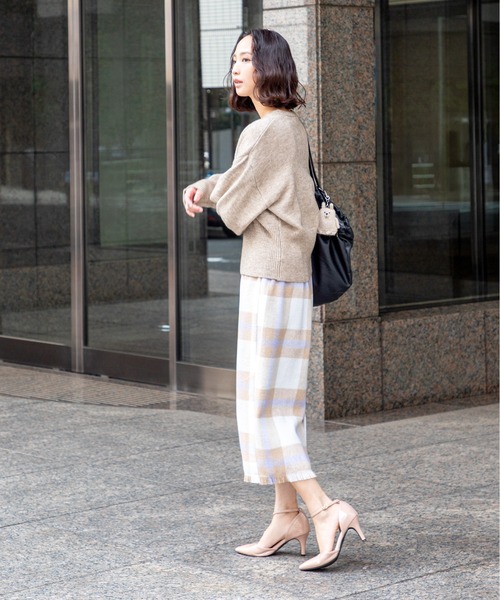 MILLION CARATS（ミリオンカラッツ）の「【ふんわり軽やかレイヤード】女っぽさ引き立つVネックカーディガンもっちり柔らかいアルパカタッチ素材で、着るだけで大人の抜け感を演出。程よい丈感と高めボタン位置がスタイルアップを叶え、袖のボリュームで女性らしさもプラス。（カーディガン/ボレロ・レディース・ベージュ/オフホワイト/チャコールグレー・FREE）」の22枚目の写真