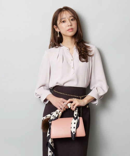 JUSGLITTY（ジャスグリッティー）の「８分袖チェーンネックゆるブラウス（シャツ/ブラウス・レディース・ピンクベージュ/オフホワイト・1/2）」の2枚目の写真