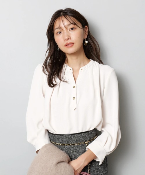 JUSGLITTY（ジャスグリッティー）の「８分袖チェーンネックゆるブラウス（シャツ/ブラウス・レディース・ピンクベージュ/オフホワイト・1/2）」の5枚目の写真