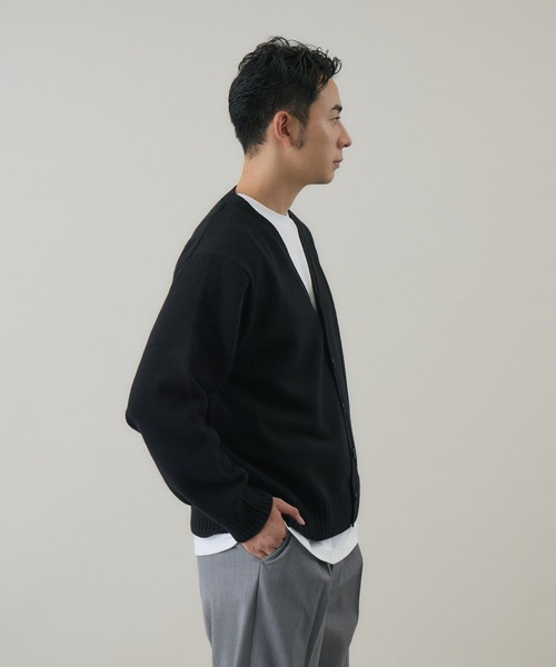 kuros'(クロス)の「【kuros’オリジナル】ウールカシミヤ Vネックノーマルカーディガン(カーディガン/ボレロ・メンズ・ホワイト/チャコールグレー/ブラック・X-LARGE/LARGE)」の7枚目の写真