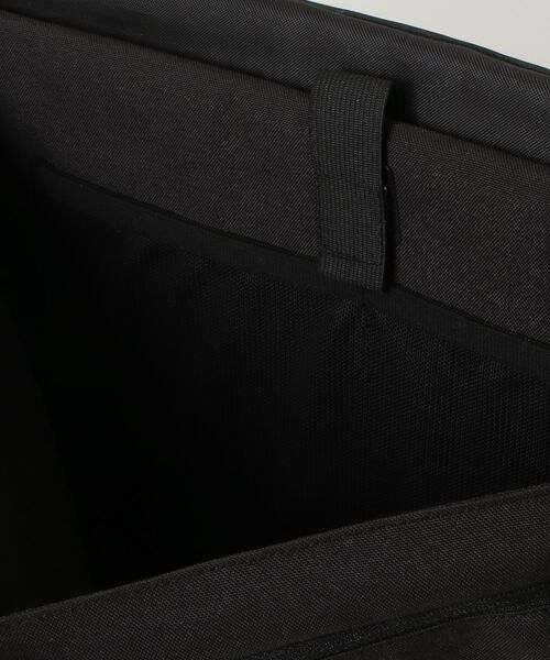 CMF OUTDOOR GARMENT（シーエムエフアウトドアガーメント）の「CMF OUTDOOR GARMENT / シーエムエフ アウトドア ガーメント：MESSENGER BAG SMOOTH NYLON：CMF2501-AC24[AST]（ショルダーバッグ・メンズ・ブラック・FREE）」の5枚目の写真