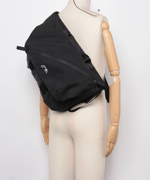 CMF OUTDOOR GARMENT（シーエムエフアウトドアガーメント）の「CMF OUTDOOR GARMENT / シーエムエフ アウトドア ガーメント：MESSENGER BAG SMOOTH NYLON：CMF2501-AC24[AST]（ショルダーバッグ・メンズ・ブラック・FREE）」の2枚目の写真