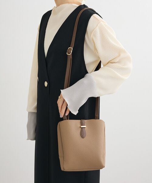 Green　Parks（グリーンパークス）の「andmikka.三層ミニショルダーバック（ショルダーバッグ・レディース・モカ/ブラック・FREE）」の2枚目の写真