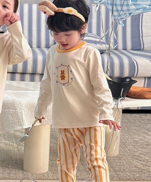 DAY CLOSET(デイ クローゼット)の「【セットアップ/男女兼用/伸縮性あり】長袖ラウンドネック プリント×ボーダー ストライプ ルームウェア 上下2点セット キッズ(ルームウェア/パジャマ・キッズ・ブラック/マスタード・130cm/110cm/100cm/120cm)」の5枚目の写真