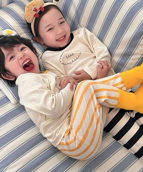 DAY CLOSET(デイ クローゼット)の「【セットアップ/男女兼用/伸縮性あり】長袖ラウンドネック プリント×ボーダー ストライプ ルームウェア 上下2点セット キッズ(ルームウェア/パジャマ・キッズ・ブラック/マスタード・130cm/110cm/100cm/120cm)」の10枚目の写真