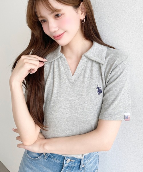 U.S. POLO ASSN.(ユーエスポロアッスン)の「moment+別注【U.S.POLO ASSN.】ワンポイント刺繍スキッパー衿半袖カットソー(Tシャツ/カットソー・レディース・杢グレー/アイボリー/ブラック/ネイビー・M/L)」の3枚目の写真