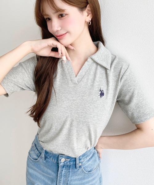 U.S. POLO ASSN.(ユーエスポロアッスン)の「moment+別注【U.S.POLO ASSN.】ワンポイント刺繍スキッパー衿半袖カットソー(Tシャツ/カットソー・レディース・杢グレー/アイボリー/ブラック/ネイビー・M/L)」の5枚目の写真