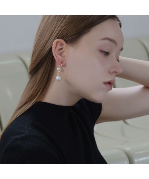 DIEUAMOUR（ディユーアモール）の「パールレルパールイヤリング（ピアス（両耳用）・レディース・イエローゴールド/ホワイトゴールド・FREE）」の4枚目の写真