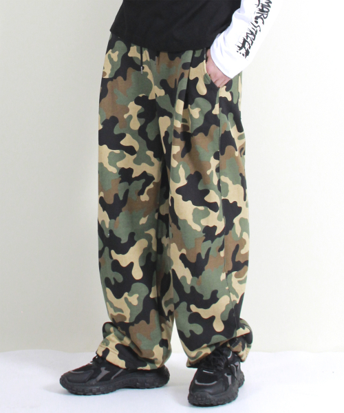 DEMARC(ドゥマーク)の「カモワイドツーピンタックスウェットパンツカーキ(スウェットパンツ・メンズ・その他・MEDIUM/LARGE)」の1枚目の写真