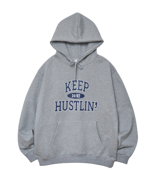 KEEPHUSTLING(キープハッスリング)の「24/7 アーチロゴ フードパーカー (グレー)(パーカー・レディース・グレー・MEDIUM/X-LARGE)」の1枚目の写真