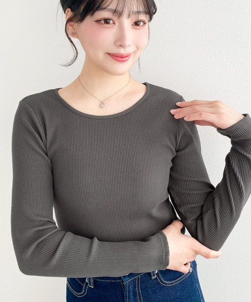 moment+（モーメントプラス）の「デコルテクルーネック長袖リブトップス（Tシャツ/カットソー・レディース・チャコールグレー/アイボリー/ブラック/ネイビー/ピンク/グレイッシュベージュ・L/M）」の4枚目の写真