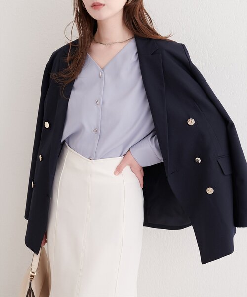 natural couture（ナチュラルクチュール）の「プチプラバー釦とろみブラウス（シャツ/ブラウス・レディース・チャコールグレー/サックスブルー/ピンクベージュ/グレイッシュベージュ/アイボリー・FREE）」の4枚目の写真