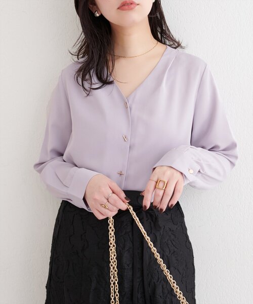 natural couture（ナチュラルクチュール）の「プチプラバー釦とろみブラウス（シャツ/ブラウス・レディース・チャコールグレー/サックスブルー/ピンクベージュ/グレイッシュベージュ/アイボリー・FREE）」の3枚目の写真